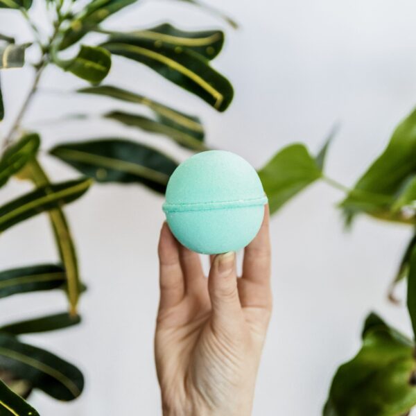 Moisturizing Bath Bomb (12 scents to select from)