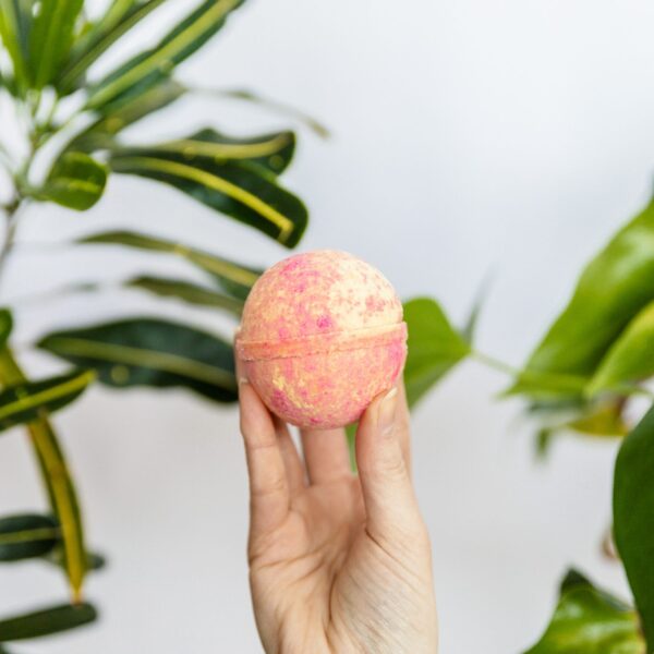Moisturizing Bath Bomb (12 scents to select from)