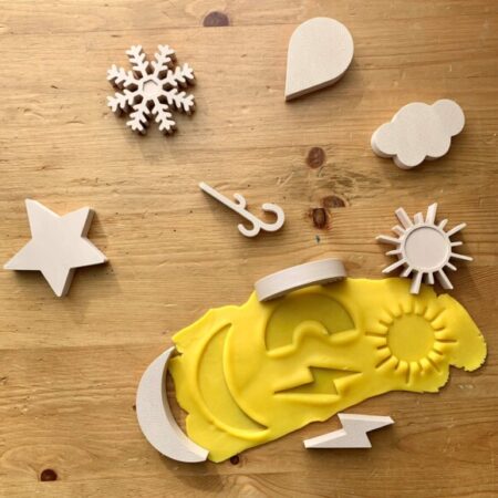 weather-loose-parts-with-playdough-600×579