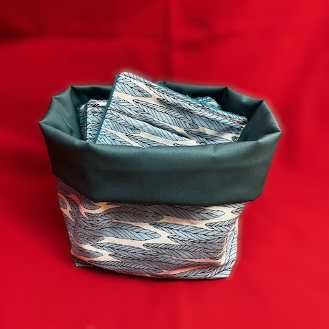 Panier réversible et 8 lingettes (débarbouillettes) assorties