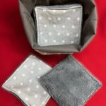 Panier réversible et 8 lingettes (débarbouillettes) assorties