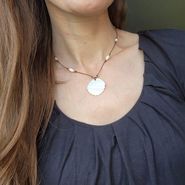 Mother of pearl adjustable knotted necklace