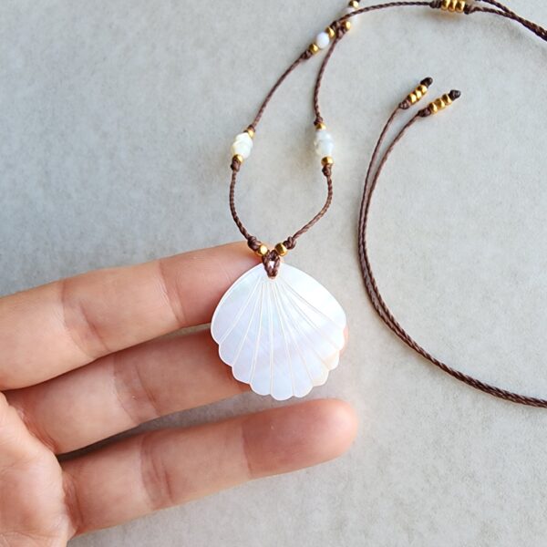 Mother of pearl adjustable knotted necklace