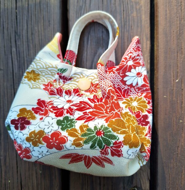 Kimono Cat-shaped Pouch made of Japanese vintage kimono fabric tiny bags with snap buttons antique kimono upcycling