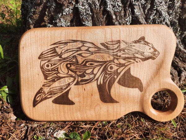 'Fishing Bear' wooden cutting board/charcuterie board