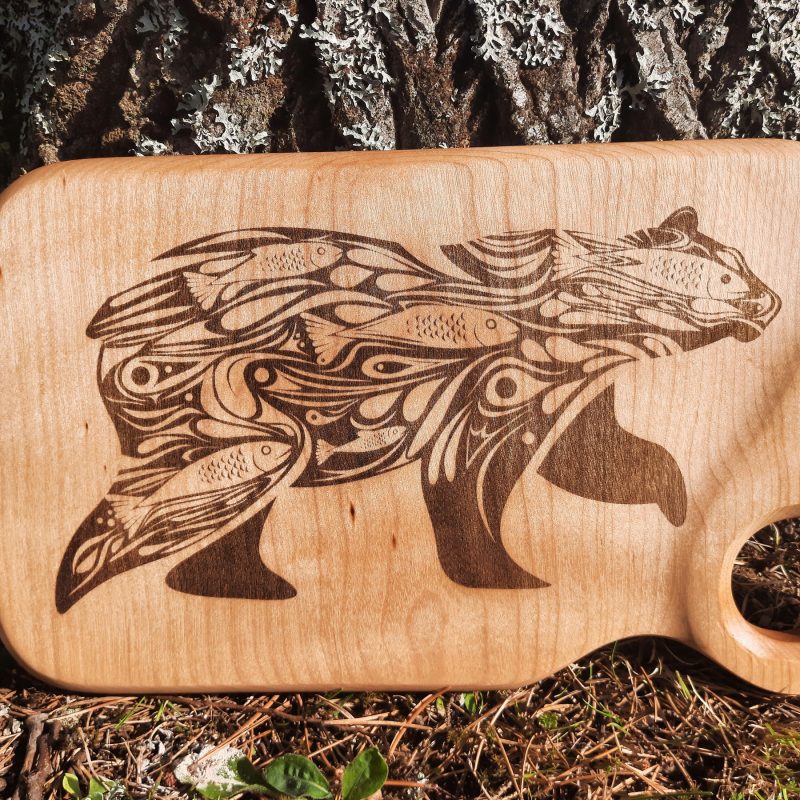 'Fishing Bear' wooden cutting board/charcuterie board