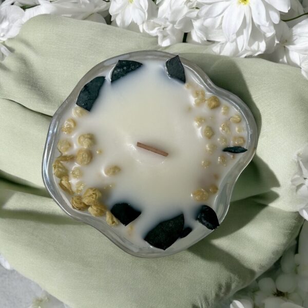 Elegant Botanical Soy Candle with Dried Flowers - Perfect Gift for Mom or Engagement