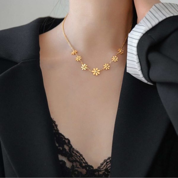 NEW 18k Gold Plated Flower Necklace Tarnish-Free Stainless Steel