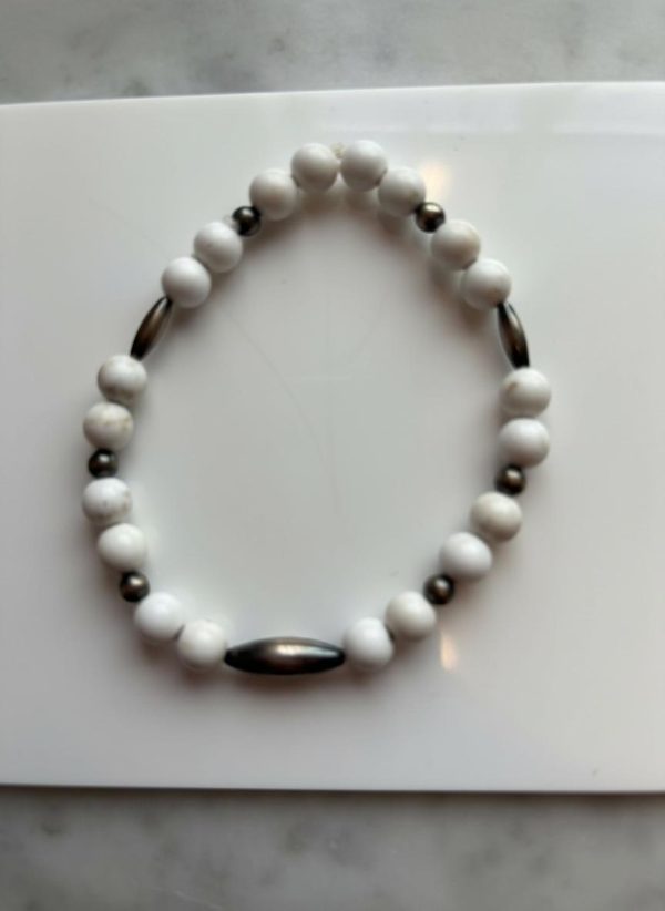 White Magnesite Stretch Bracelet — Mixed-Size Navajo Pearls & Centerpiece